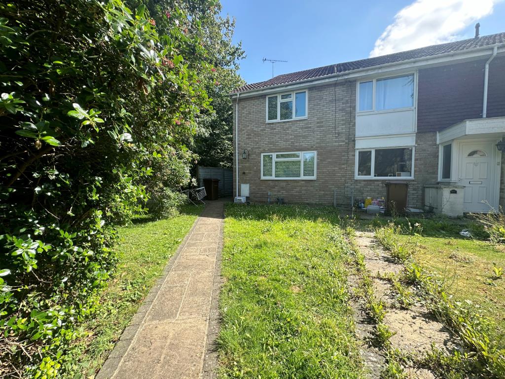 Lot: 52 - VACANT HOUSE FOR IMPROVEMENT - End-terrace house